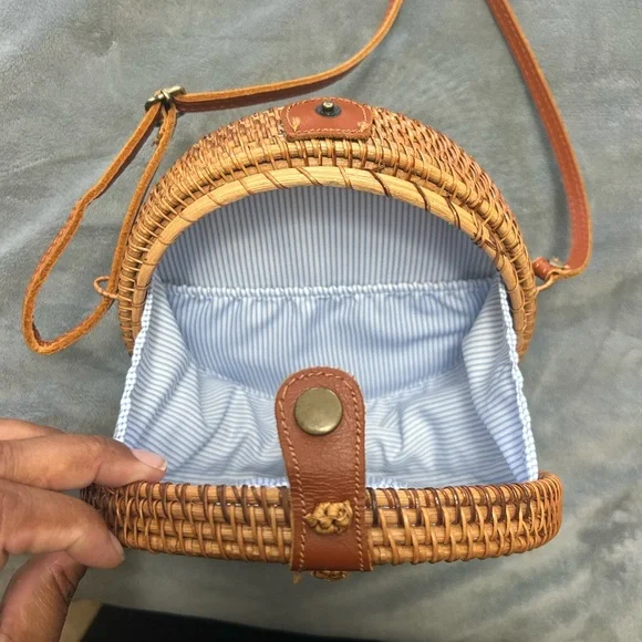 New Round Rattan Crossbody Bag 8" Woven Straw Purse White Striped Lining Pockets - Picture 3 of 7
